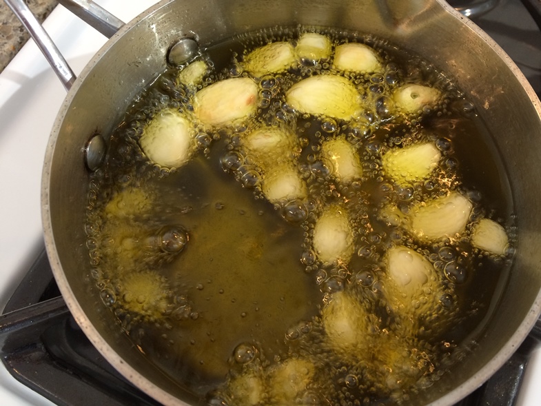 garlic olive oil in pot